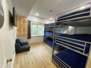 7 bedrooms, WiFi, bed sheets - Walk-to-slope @ Timberline Mnt-Hot Tub/AC/Amazing Views/Pets OK/Sleeps up to 24! (Davis)