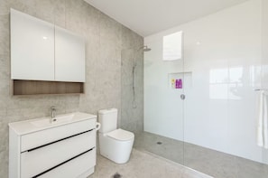 Bathroom - Southport Central Boutique Stay - Space & Fun! (Labrador)