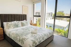 Room - Southport Central Boutique Stay - Space & Fun! (Labrador)