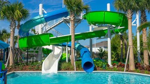 Un parque acuático con toboganes y una piscina.