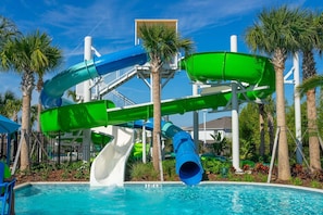 Ein Wasserpark mit mehreren Wasserrutschen und einem Pool.