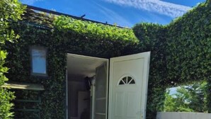 Outdoor dining - Vrbo Property (Cannes)