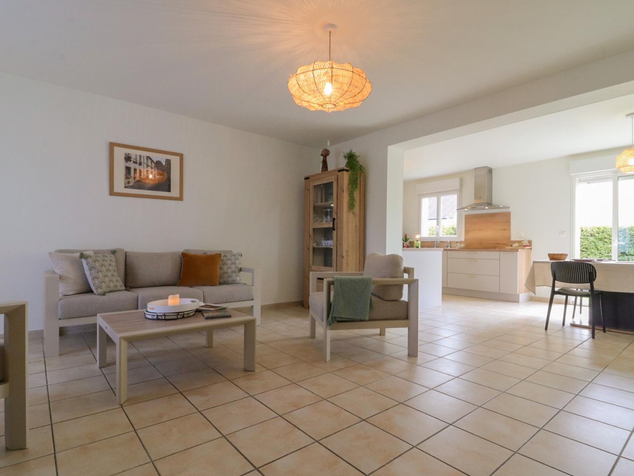 Un salon comprenant un canapé, une table basse et un coin repas avec une chaise et une table.
