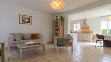 Un salon comprenant un canapé, une table basse et un coin repas avec une chaise et une table.