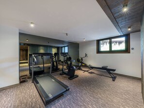 A gym with cardio equipment, a treadmill, and a rowing machine. - Apartment in Mont d'Arbois - 6 guests (Megève)