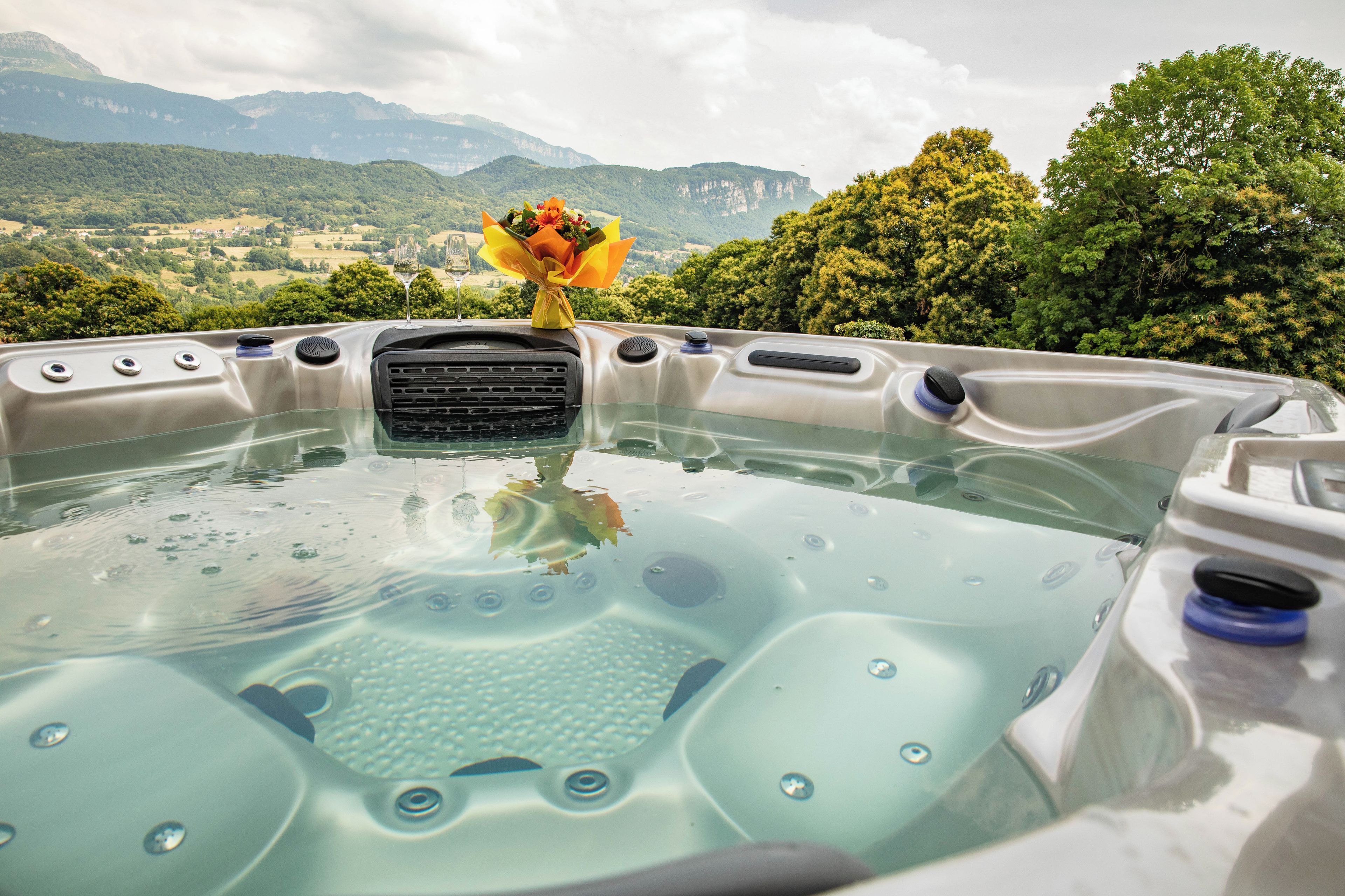 Outdoor spa tub