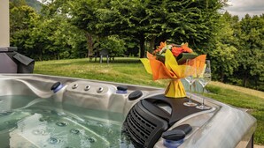 Outdoor spa tub - Vrbo Property (Coublevie)