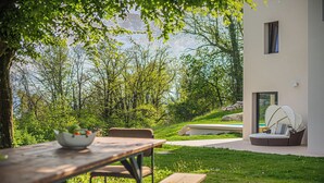 Outdoor dining - Vrbo Property (Coublevie)