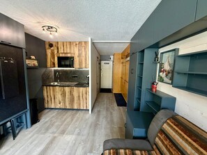 A compact kitchen with a microwave, sink, and wooden cabinetry. - Studio mountain view - 4 guests (Tignes)