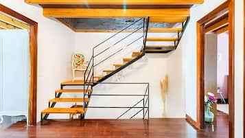 Eine Treppe mit hölzernen Stufen und schwarzen Metallgeländern.