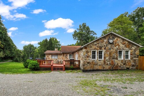12 bd, 9 Bath, 14 acres, pool, Waterfront, Events!