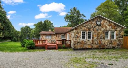 12 bd, 9 Bath, 14 acres, pool, Waterfront, Events!