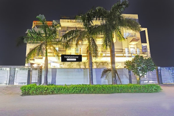 Un edificio moderno con un letrero que indica que es una propiedad de empresa con servicios.