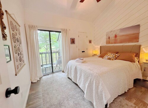 Luxurious, light-filled 2 bedroom condo in Bloomington IU Football Fans