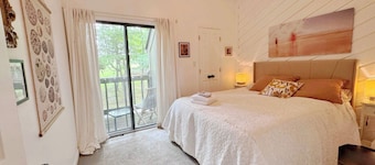 Luxurious, light-filled 2 bedroom condo in Bloomington IU Football Fans