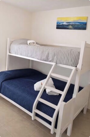 A bunk bed with a ladder, a pillow, and a painting on the wall. - Exclusive Penthouse | 20 minutes from Boca and Veracruz (Veracruz)
