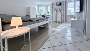 Ein modernes Schlafzimmer mit Bett, Nachttisch und Schreibtisch.