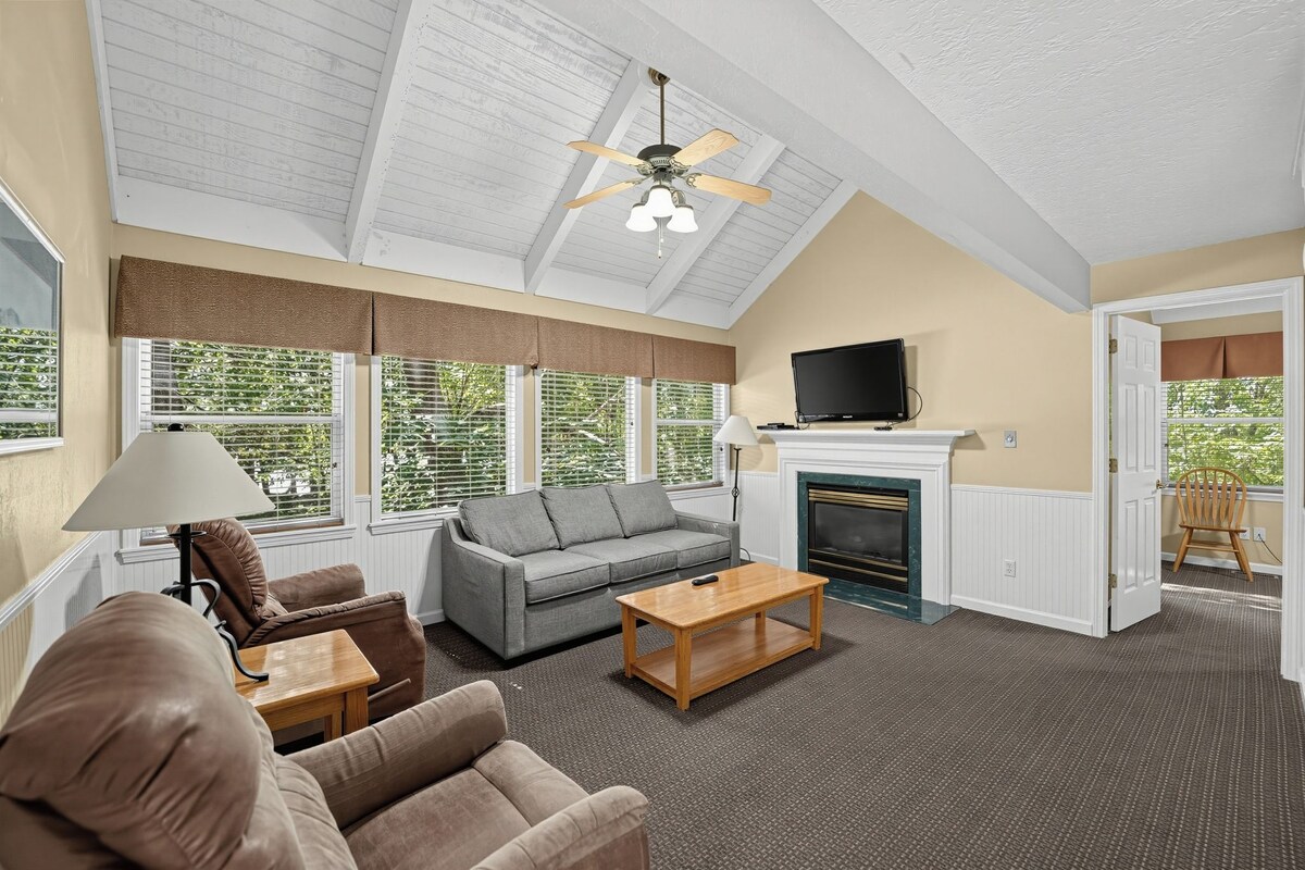Chalet, 2 Bedrooms | Living area