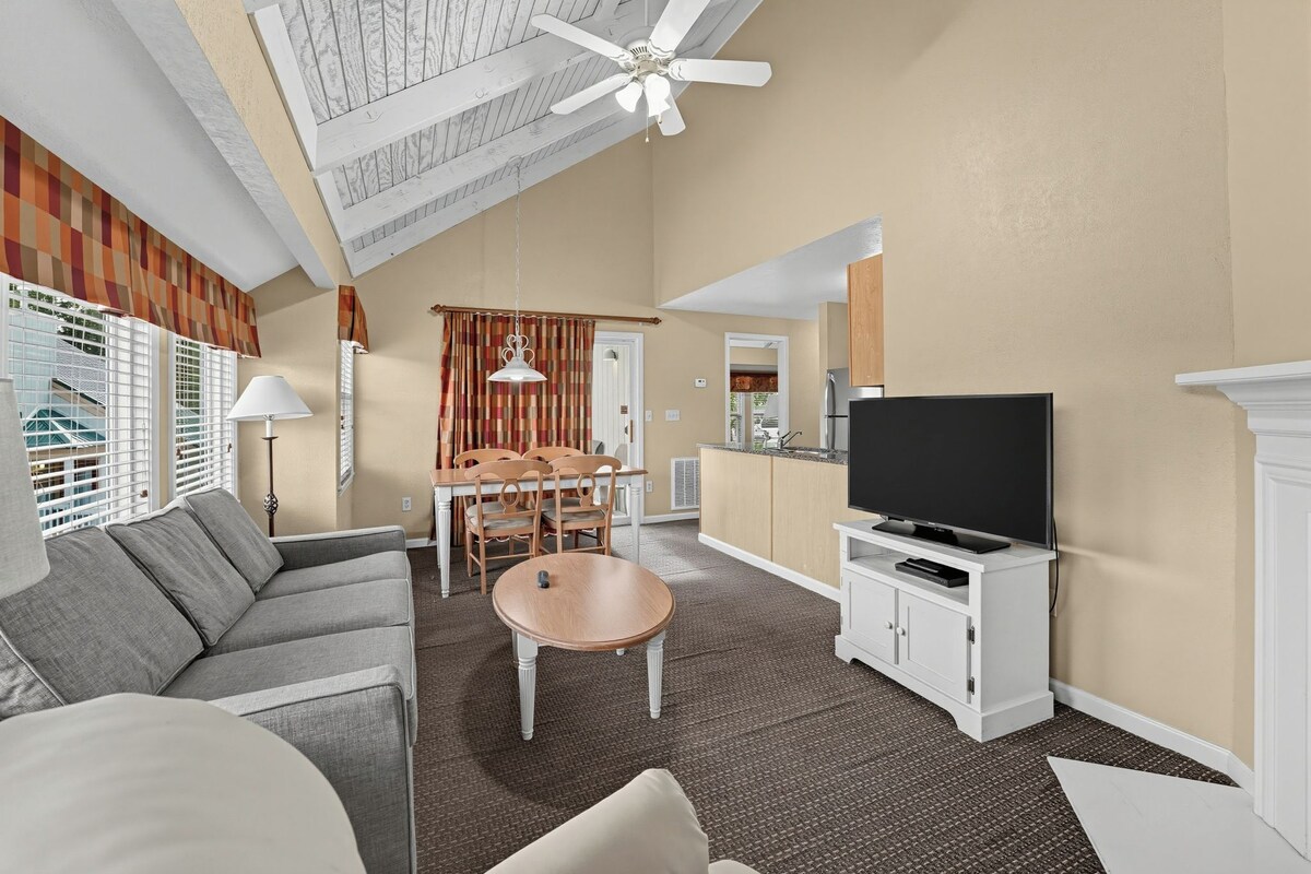 Family Townhome, 2 Bedrooms, Patio | Living area