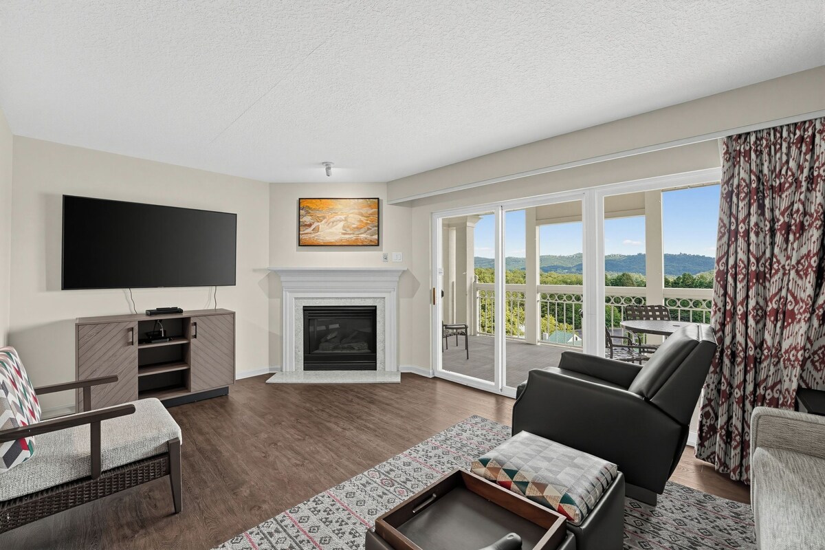 Deluxe Suite, 2 Bedrooms | Living area