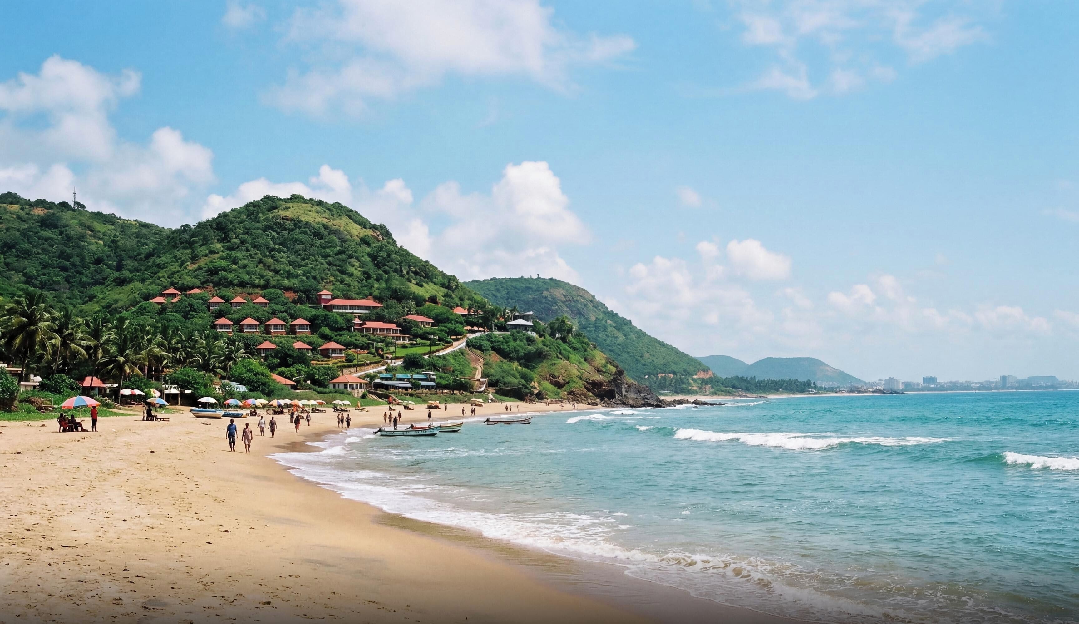 Ein Strand mit einer Hügelkette im Hintergrund, ein sandiger Uferstreifen und einige Personen, die spazieren gehen.