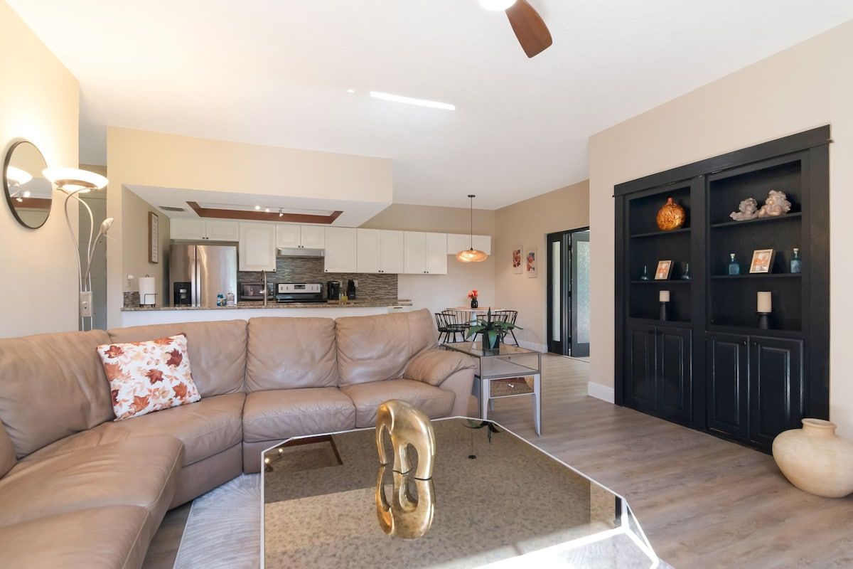 Smart TV, chimenea y oficina 