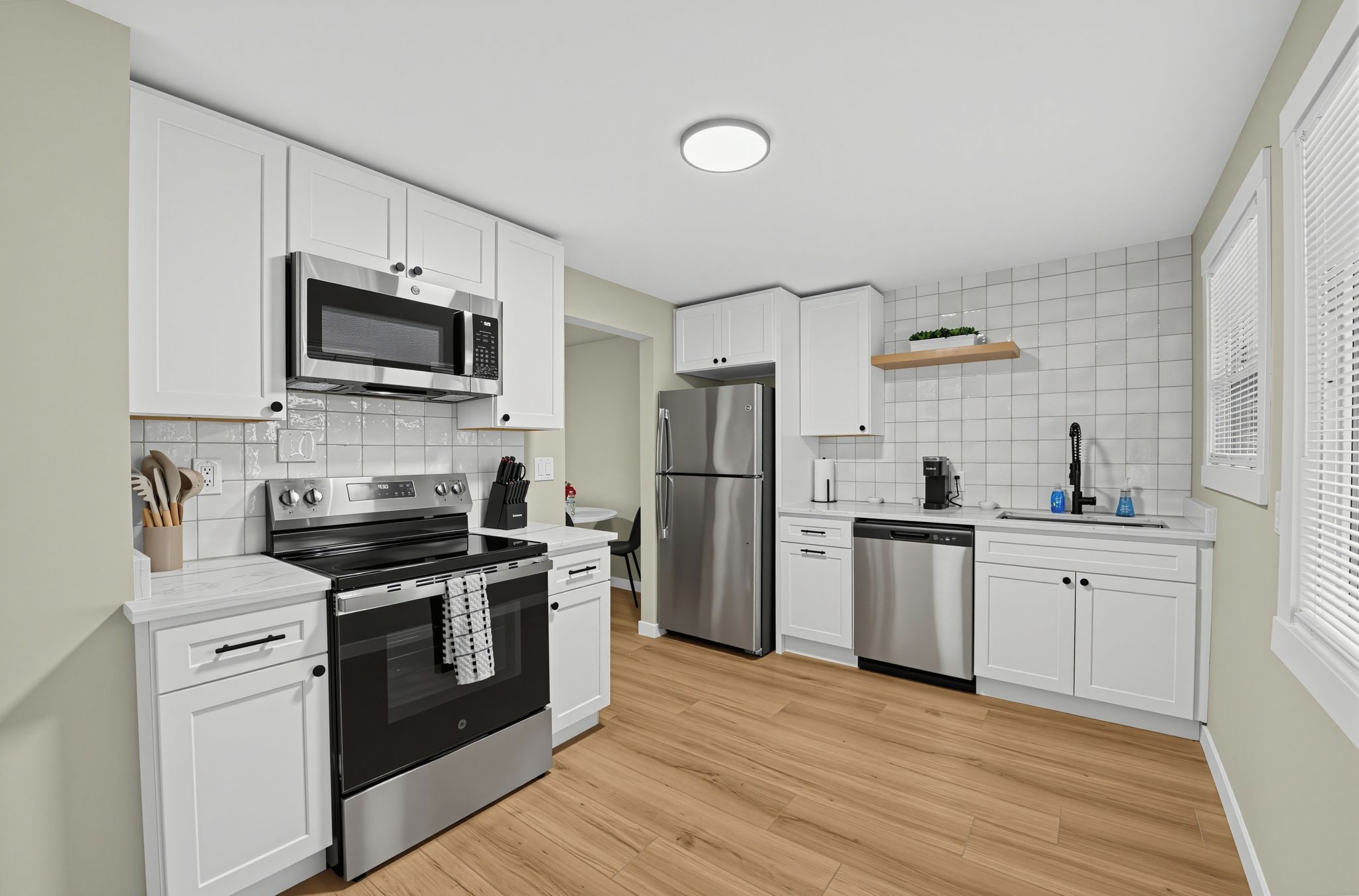 Coffee/tea maker, fridge, microwave, oven