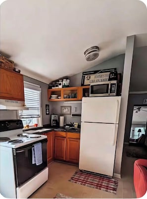 Private kitchen - Mariner’s Cottage: Crow’s Nest - Cozy 1-bedroom studio close to beach access (Carolina Beach)