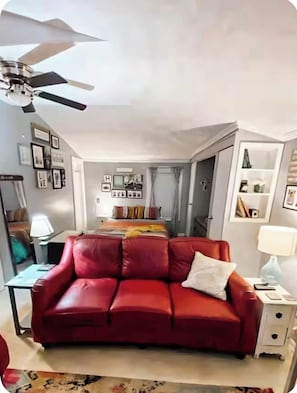 Living area - Mariner’s Cottage: Crow’s Nest - Cozy 1-bedroom studio close to beach access (Carolina Beach)