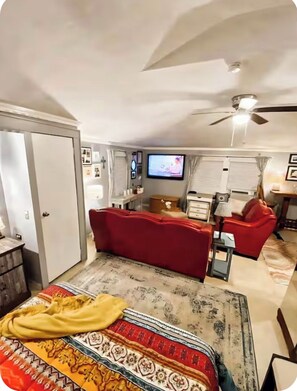 Room - Mariner’s Cottage: Crow’s Nest - Cozy 1-bedroom studio close to beach access (Carolina Beach)