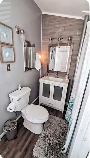 Bathroom - Mariner’s Cottage: Crow’s Nest - Cozy 1-bedroom studio close to beach access (Carolina Beach)