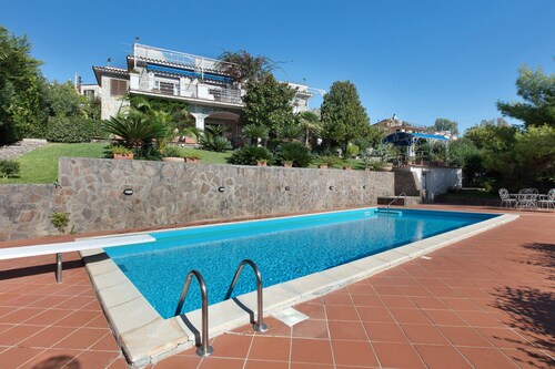 Villa Scogliera dei Gabbiani with sea view, shared pool and Wi-Fi