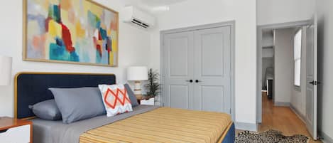 Tabla de planchar con plancha, wifi y ropa de cama