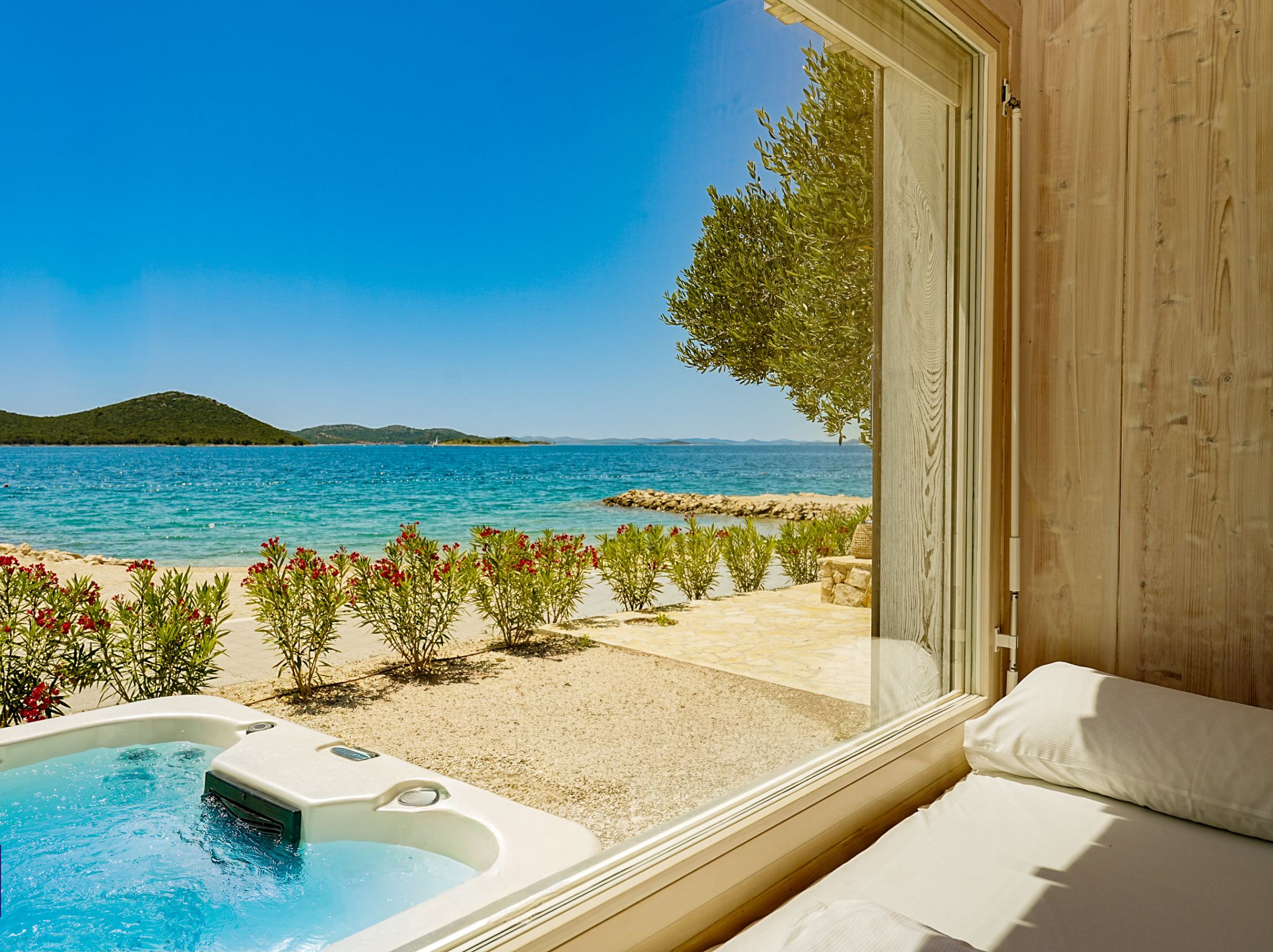Outdoor spa tub