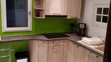 Coffee/tea maker, fridge, microwave, oven