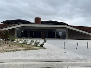Um edifício moderno com telhado plano e grandes janelas.