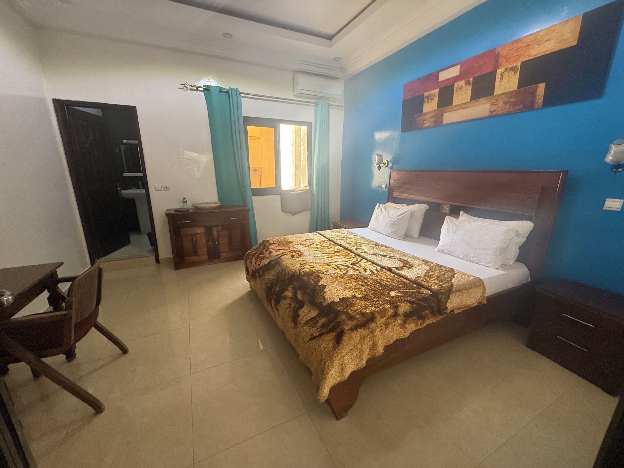 Une chambre à coucher avec un lit, un bureau et une chaise.