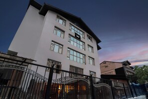 Un edificio de varios pisos con techo plano y grandes ventanales.