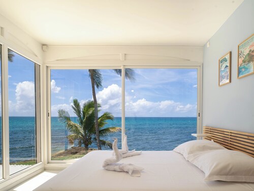 Spacious Villa Bleu de Bleu with a stunning sea view and walking access to the b