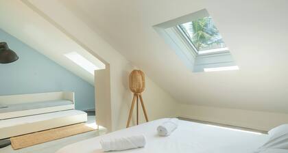 Spacious Villa Bleu de Bleu with a stunning sea view and walking access to the b