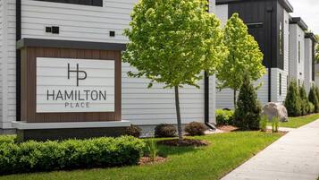 Ein modernes Gebäude mit einem Schild, auf dem 'Hamilton Place' steht.