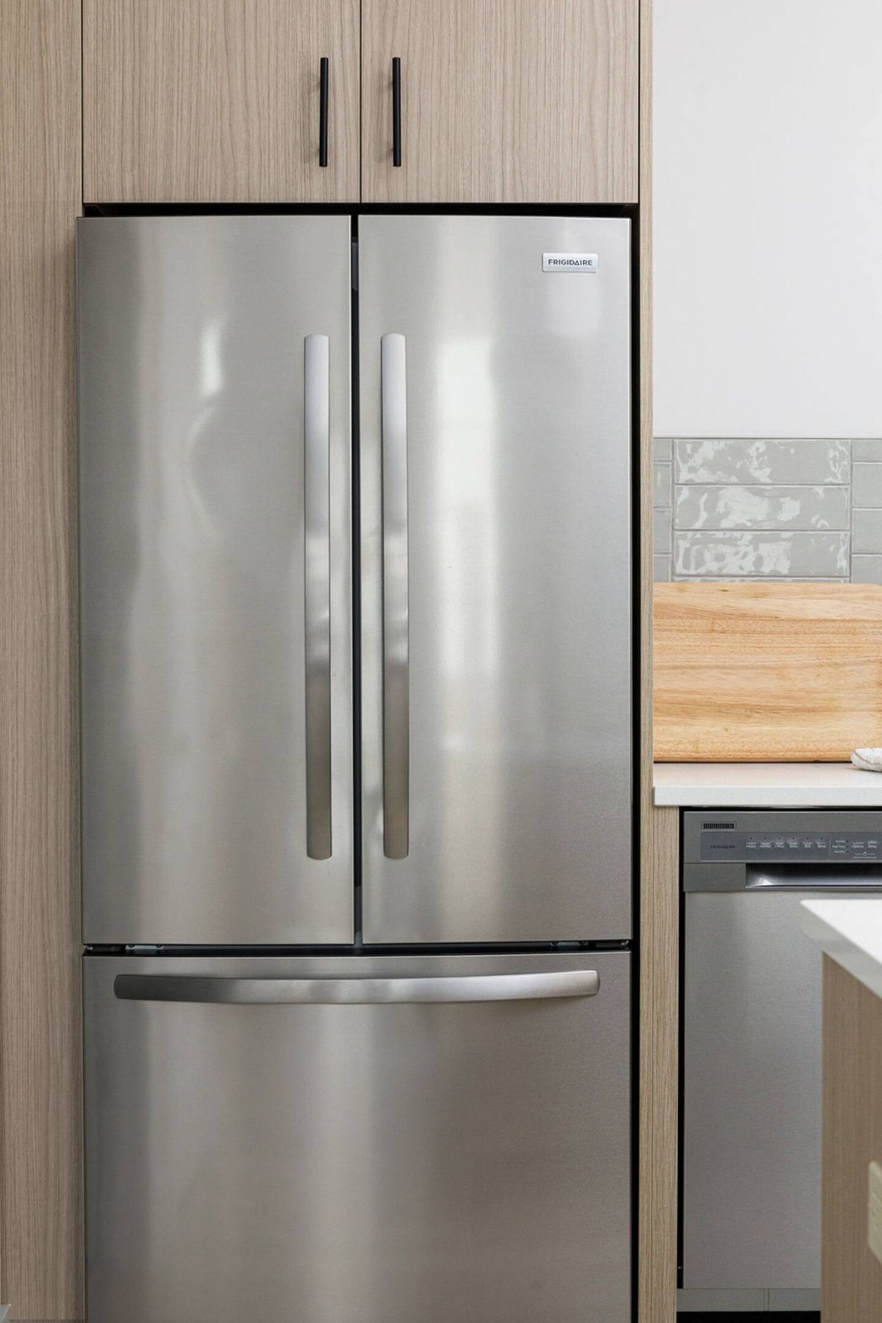Ein Edelstahl-Kühlschrank mit zwei Türen, einem integrierten Eisbereiter und einem separaten Gefrierfach.
