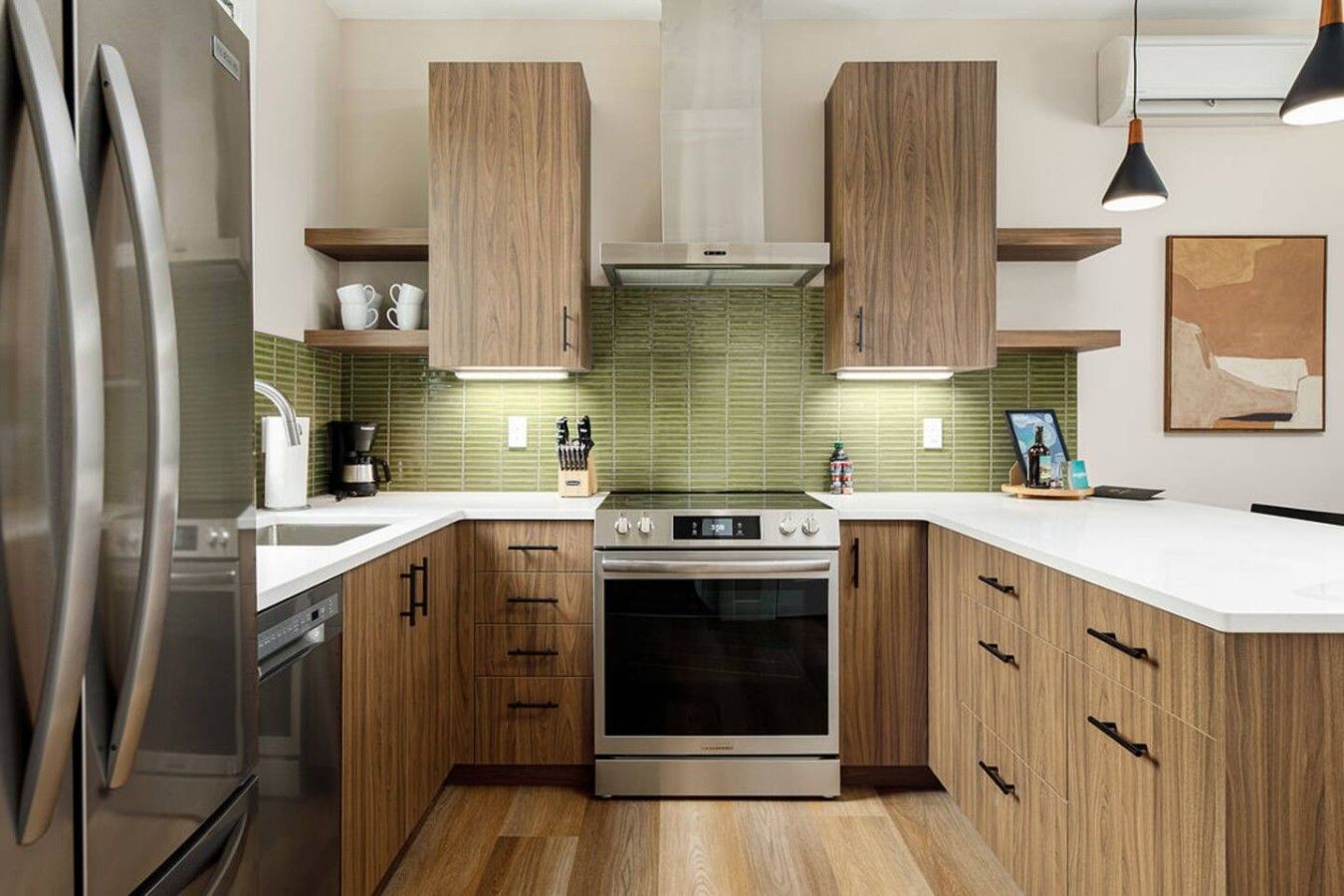 Eine moderne Küche mit Holzschränken, einem Edelstahlkühlschrank und einem Einbauofen.