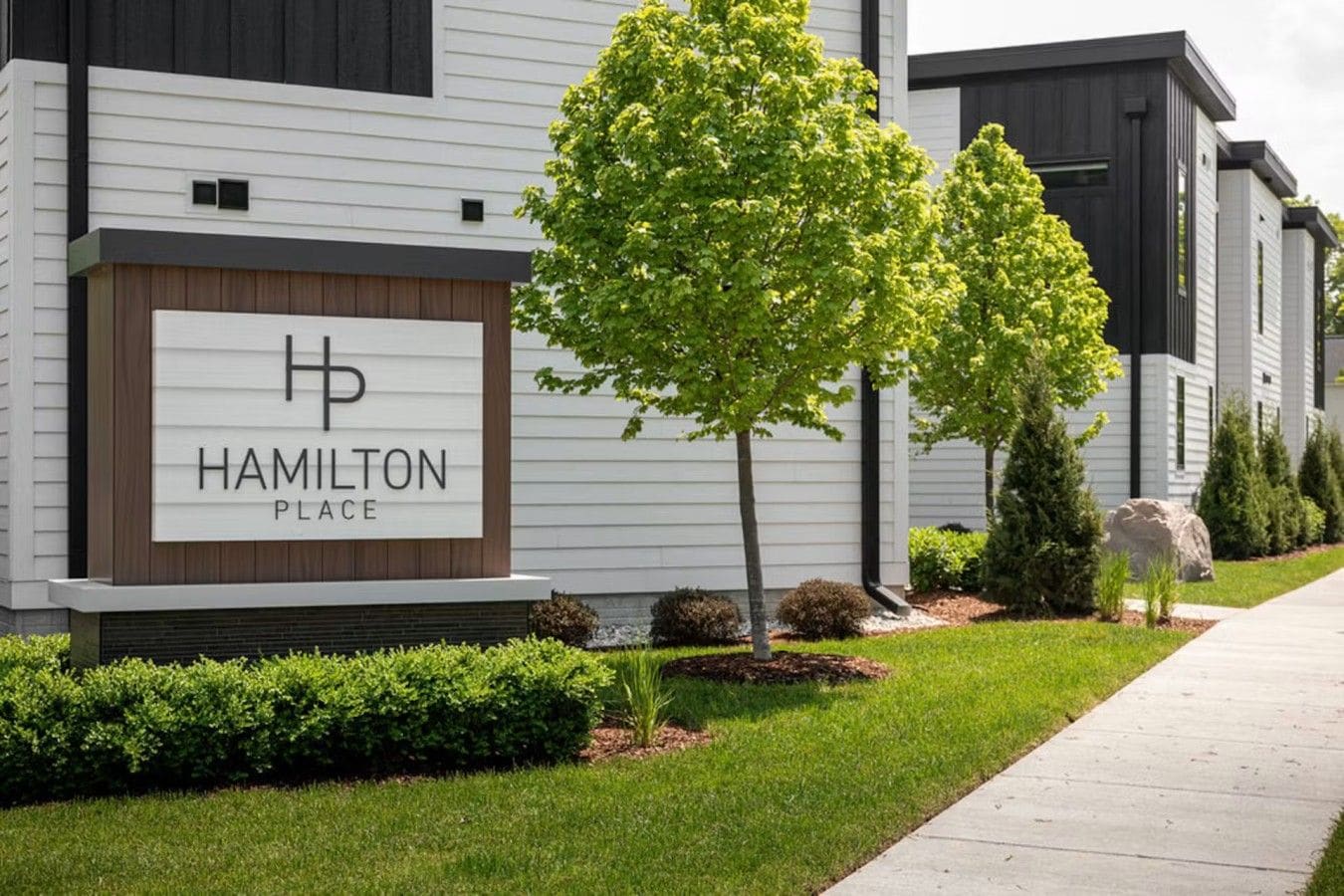Ein modernes Gebäude mit einem Schild, auf dem 'Hamilton Place' steht.