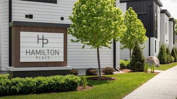 Un edificio moderno con un letrero que dice 'Hamilton Place'.