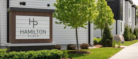 Ein modernes Gebäude mit einem Schild, auf dem 'Hamilton Place' steht.