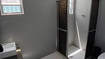 Deluxe Apartment | Bathroom