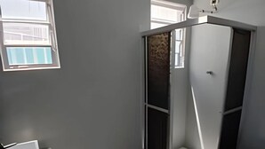 Casa de banho moderna com cabine de duche, sanita e lavatório.