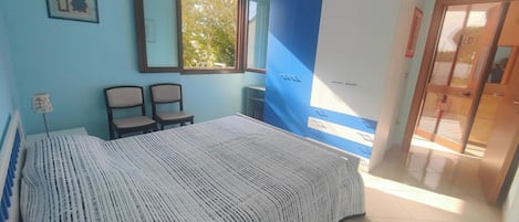 Iron/ironing board, bed sheets