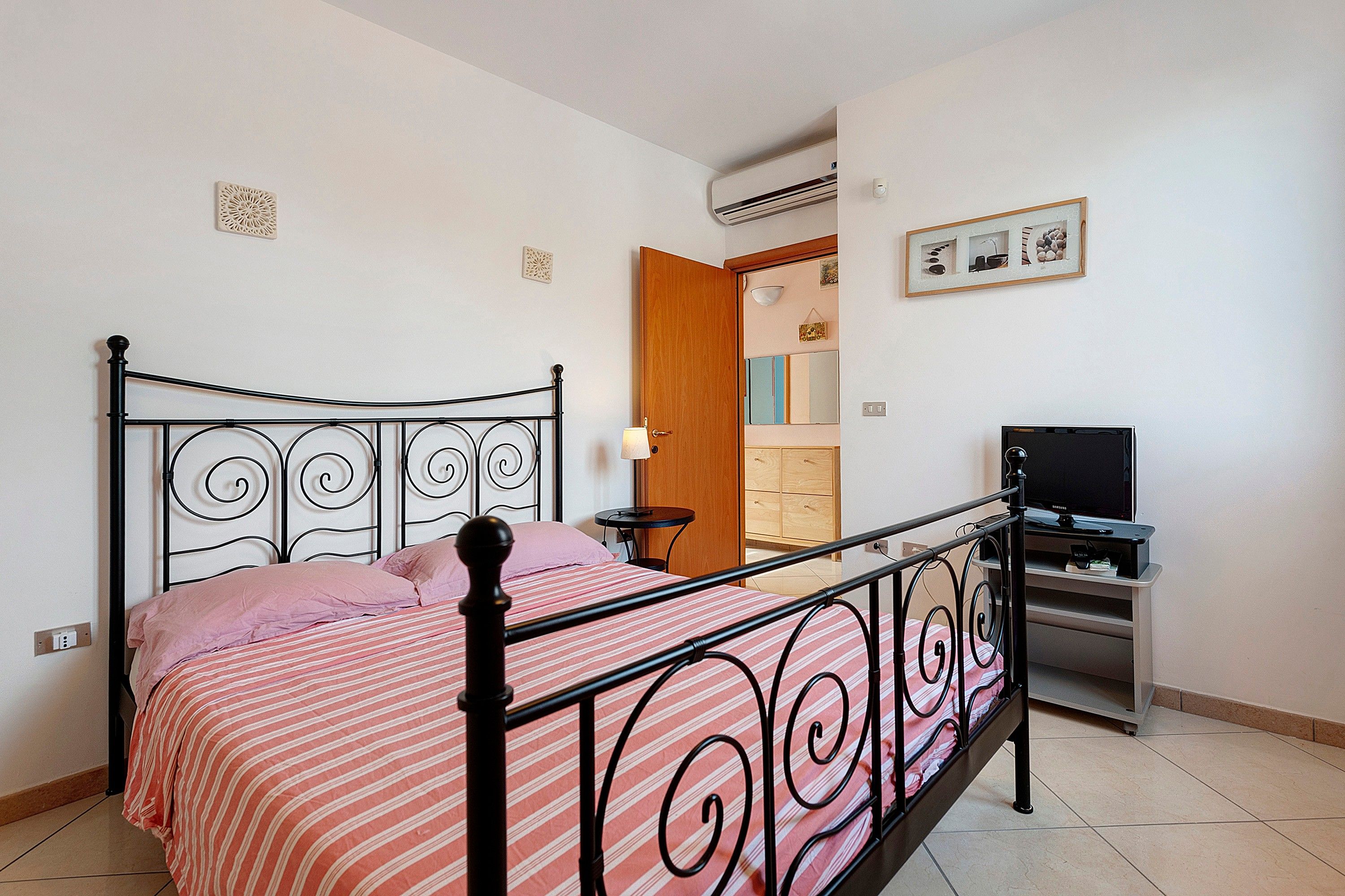 Iron/ironing board, bed sheets